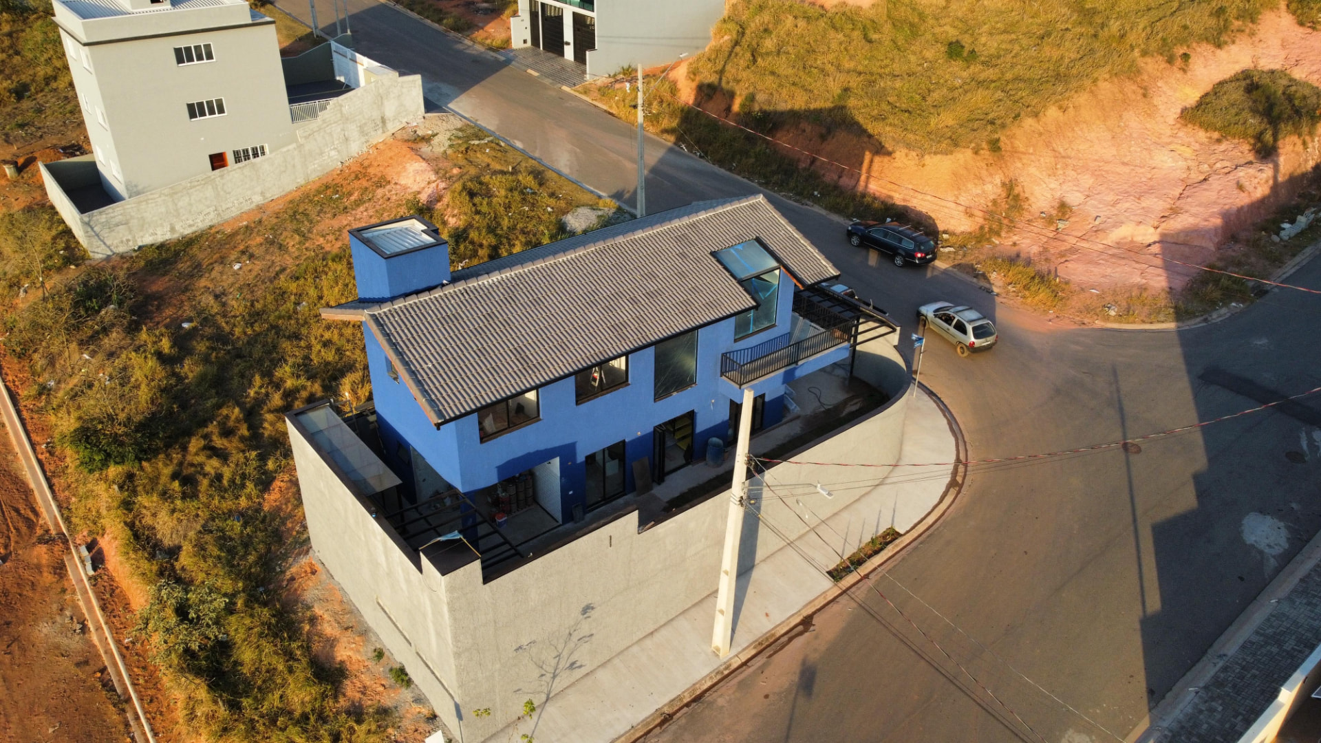 Vista aérea de residência em fase final de acabamento, obra conduzida pela Integra Engenharia